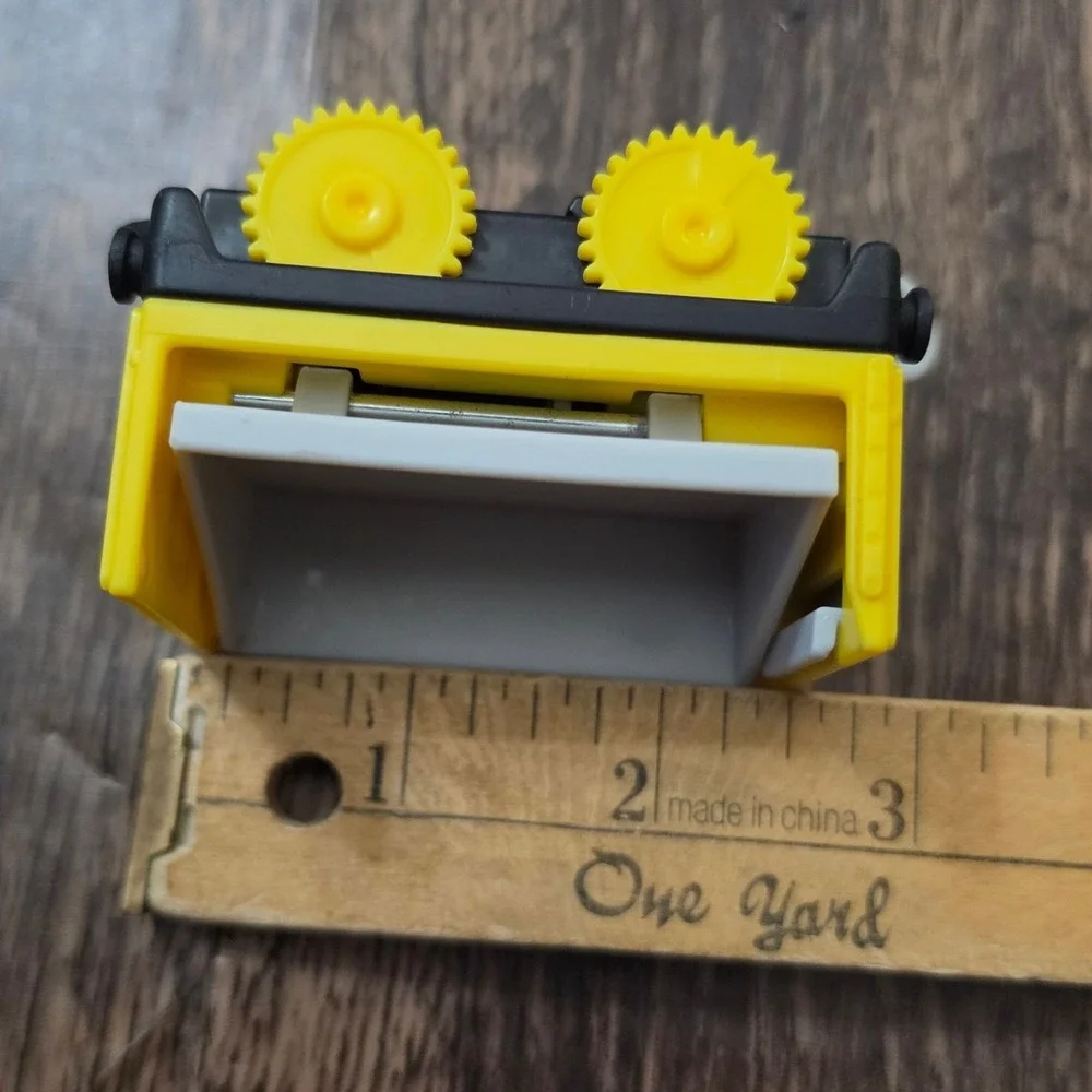 Fisher Price Thomas & Friends TrackMaster Troublesome Truck Kids Yellow Tipping